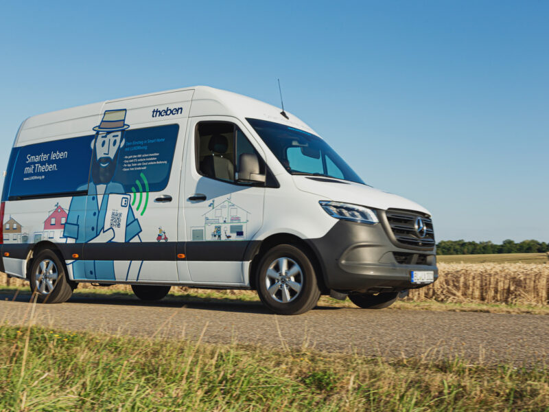 Theben Bus vor einer Baustelle