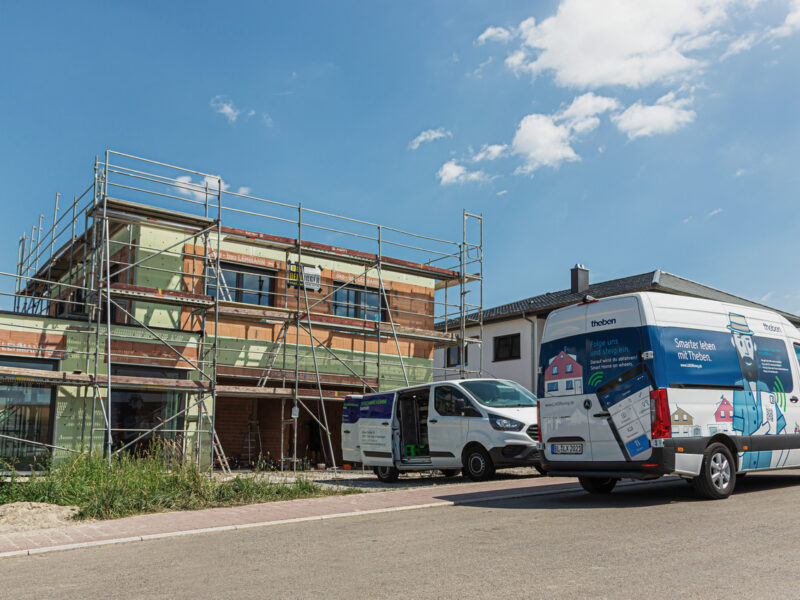 Theben Bus vor einer Baustelle