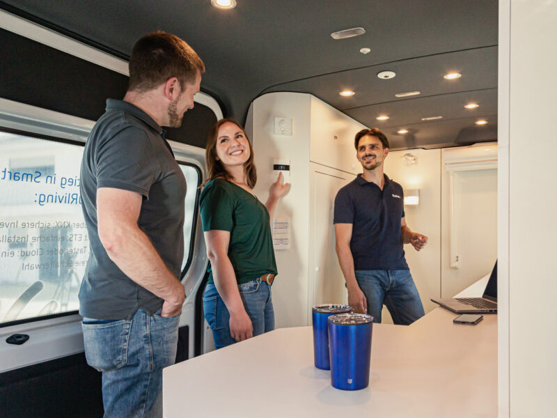 Demonstration von Smart Home Systemen im Theben Bus