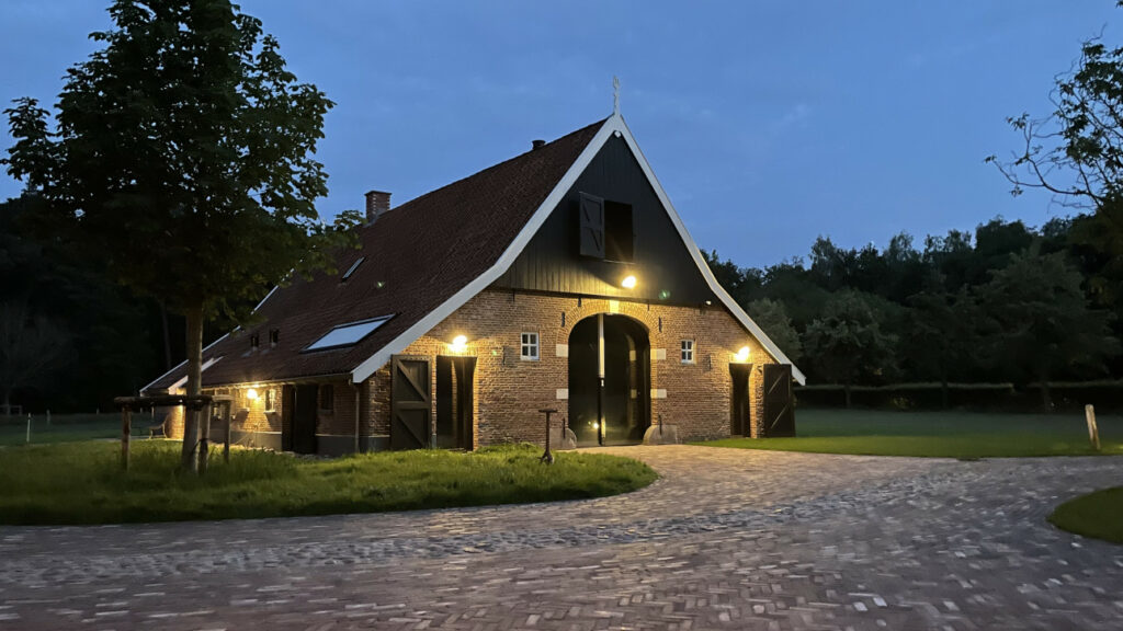 Beleuchtetes Bauernhaus am Abend