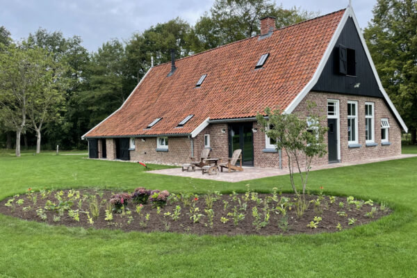 Bauernhaus von außen mit Garten